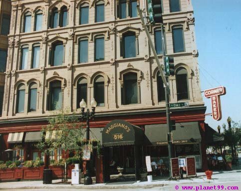 Chicago , Maggiano's Little Italy