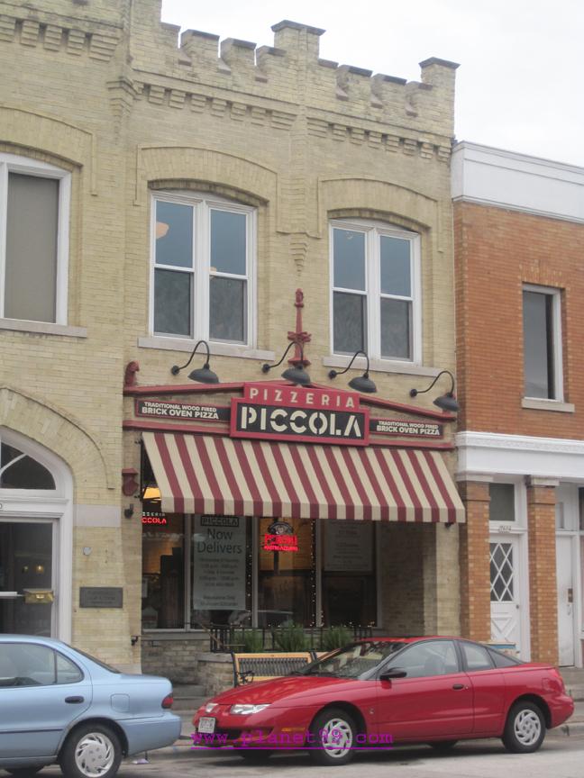 Pizzeria Piccola , Milwaukee