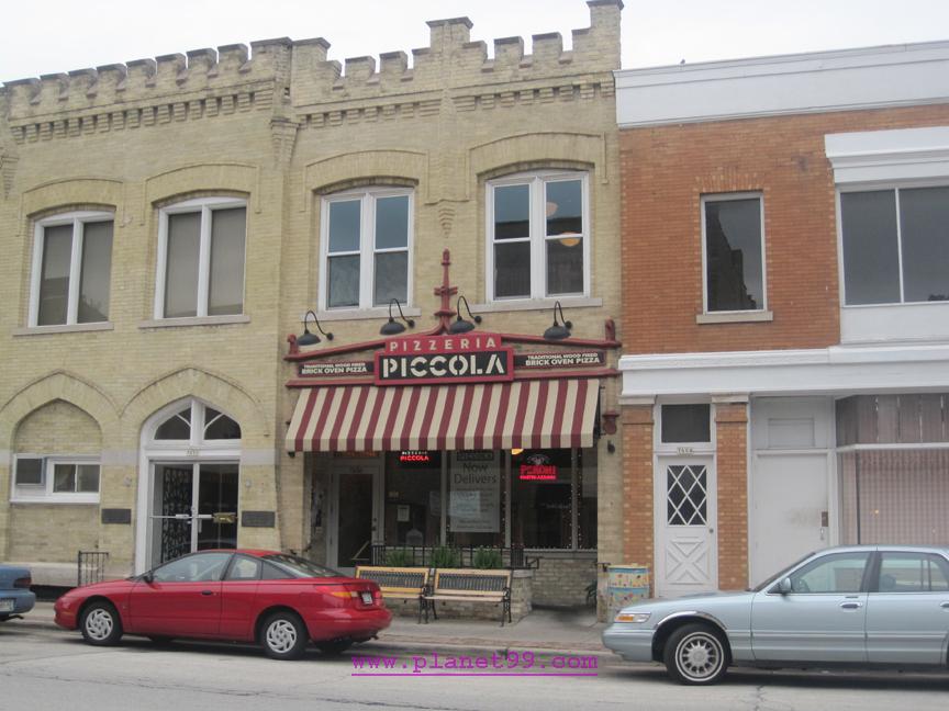 Pizzeria Piccola , Milwaukee